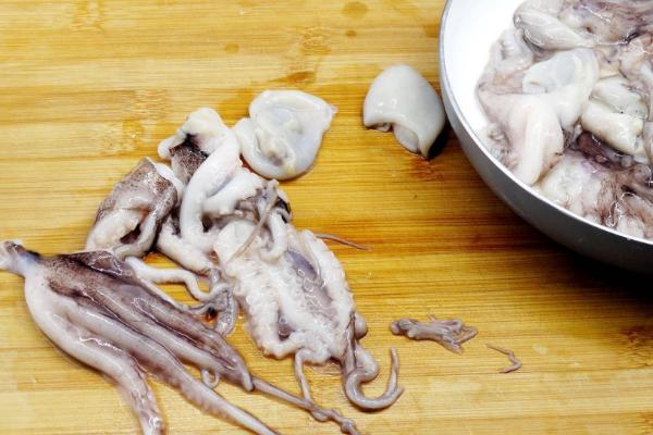 如何处理八爪鱼，洗净表皮粘液、再清理内脏和墨汁